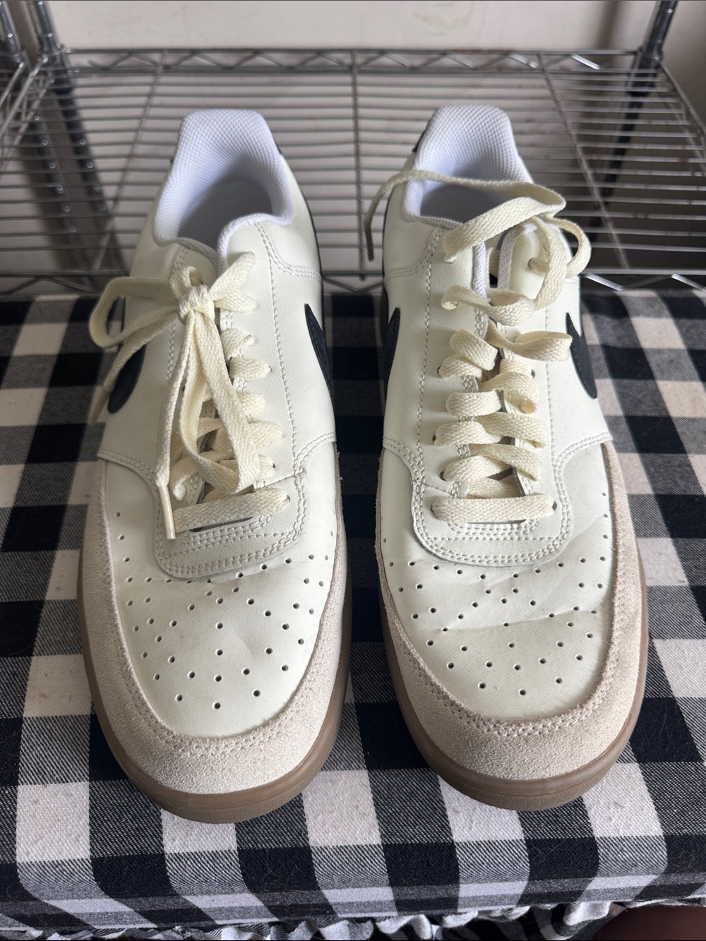 Nike Men's Low-Top Sneakers in Cream and Black